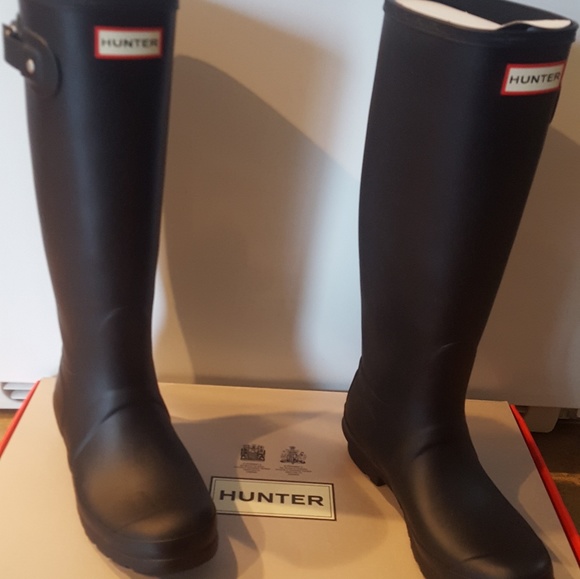 Size 6 black classic tall hunter rain boots - Picture 1 of 4